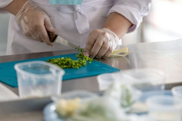 Quels sont les astuces pour maximiser l'espace de rangement dans une petite cuisine?